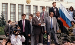 Только наша история, начавшись в 1991-м фарсом, в 1993-м обернулась трагедией