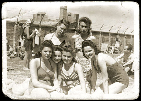 Как мы представляем себе еврейское гетто? Разве так:„В гетто было 6 театров, рестораны, кафе