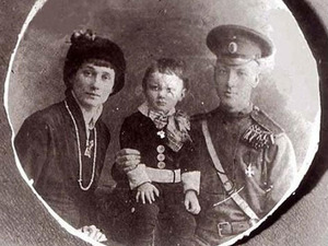 Семейное фото: Анна Ахматова, Николай Гумилёв и их сын - Лев Гумилёв