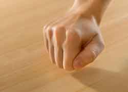 Почему мы стучим по дереву