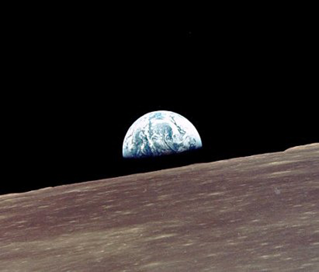 Поверхность Луны, снятая с борта 