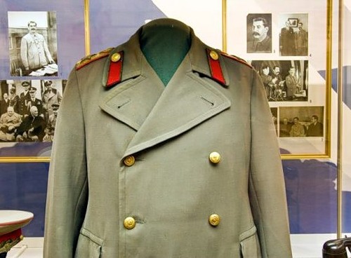 ИЗ РУКАВА СТАЛИНСКОЙ ШИНЕЛИ    