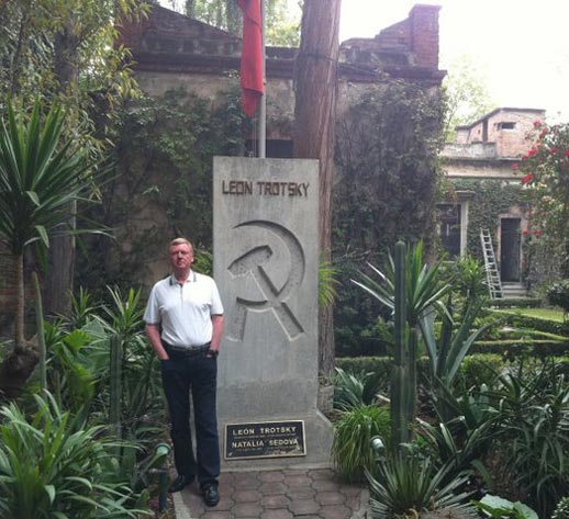 Сталин принял страну с неграмотной, озверелой, голодной деревенщиной, а оставил великую державу, которую до сих пор проедают и разворовывают Сталин принял страну с неграмотной, озверелой, голодной деревенщиной, а оставил великую державу, которую до сих пор проедают и разворовывают