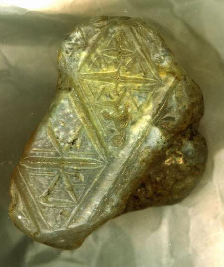 Камни с треугольными символами из Игарки