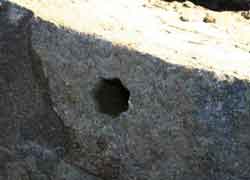 загадочное отверстия в камне